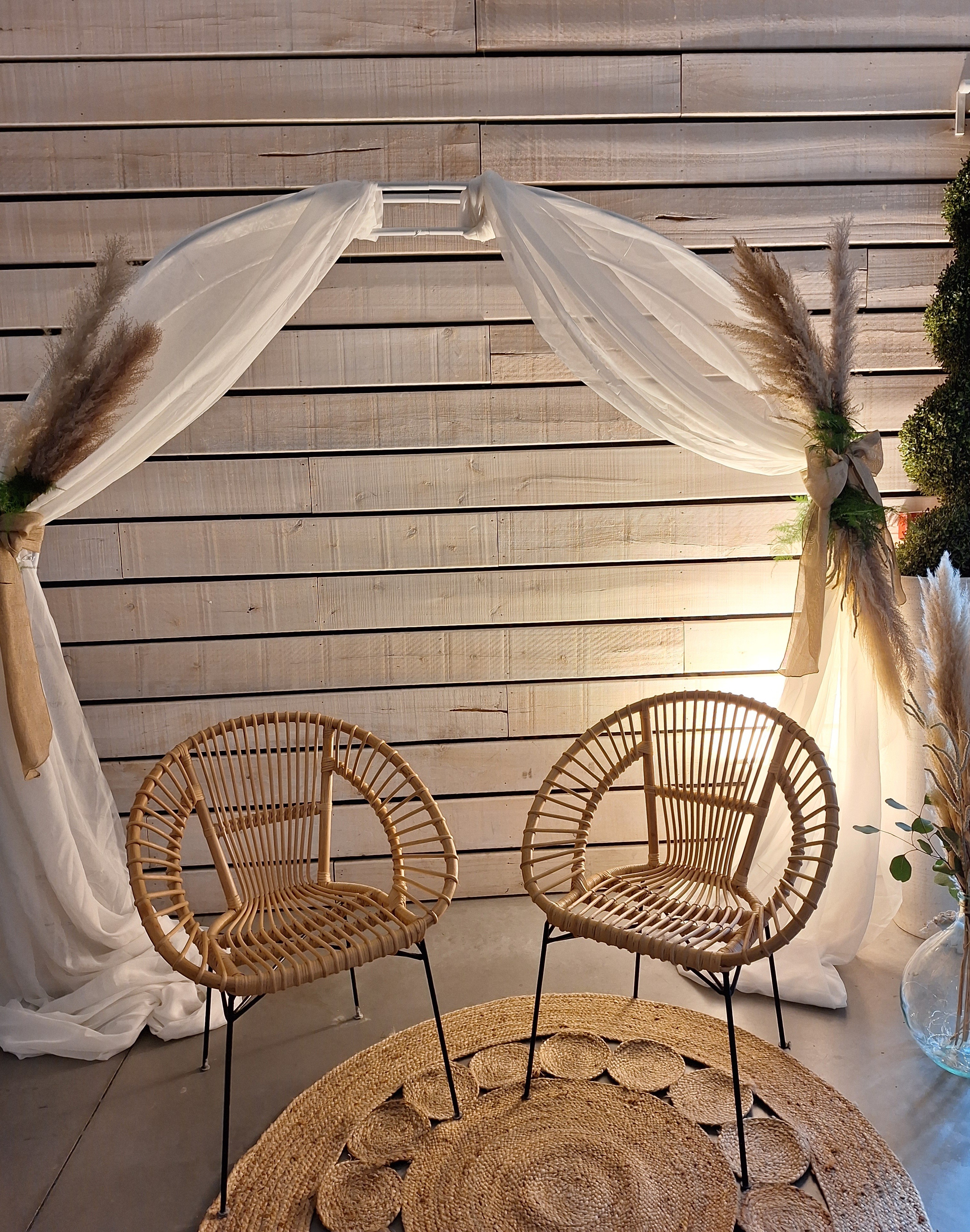 Ensemble de 2 fauteuils en osier et tapis en jonc beige