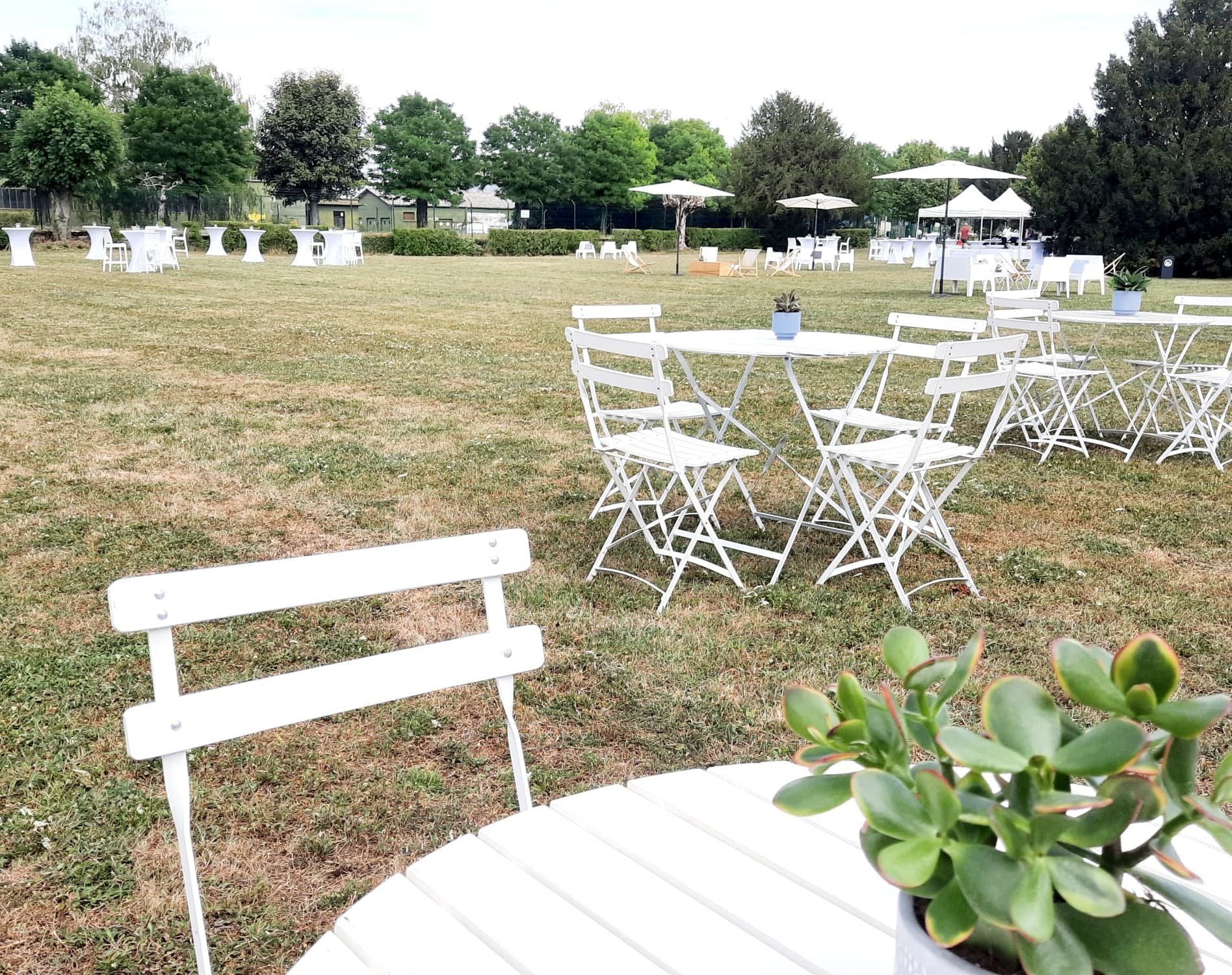 Table et chaise de jardin en métal et bois blanc