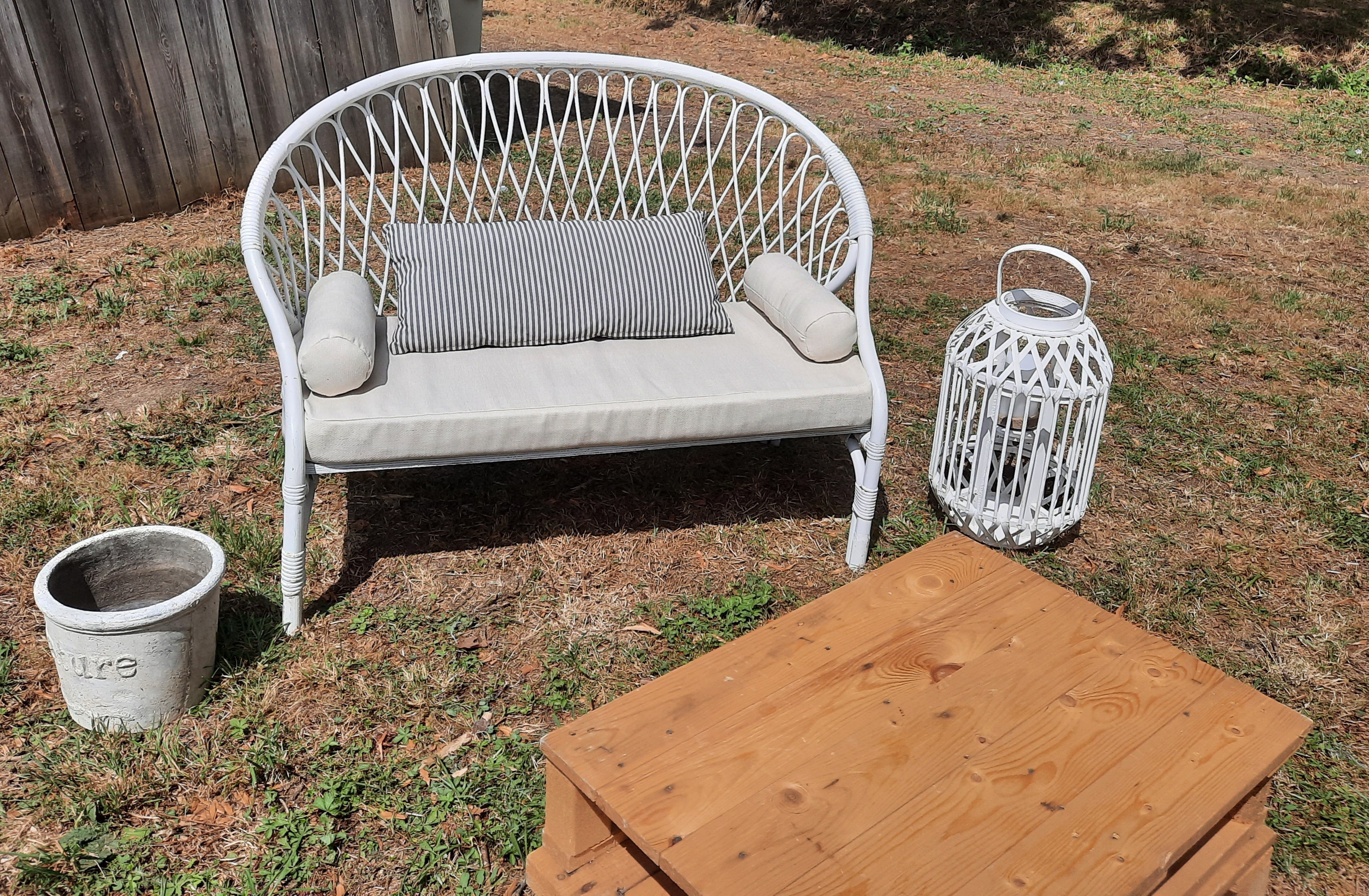Banquette blanche en osier et ses coussins