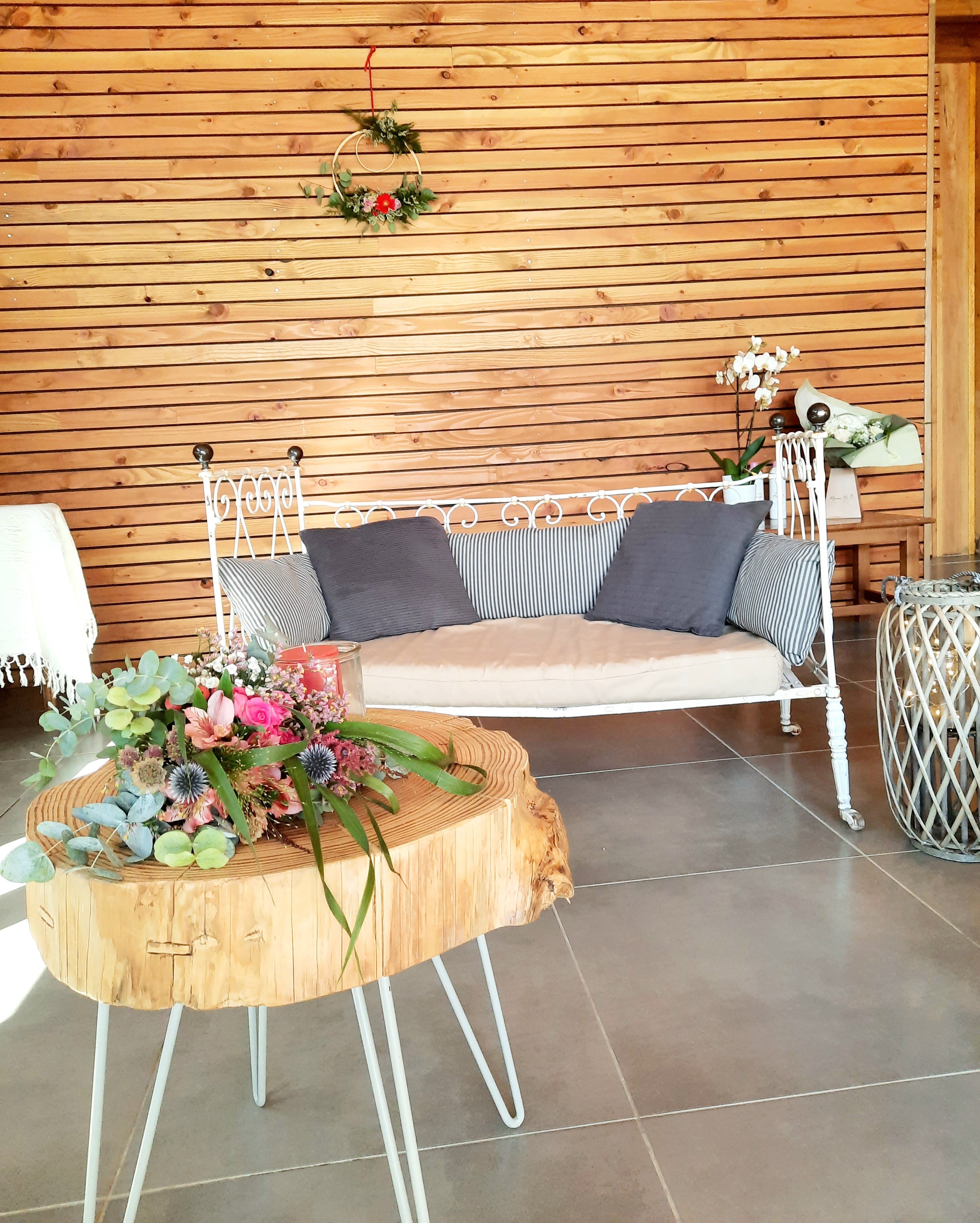 Banquette en metal blanc et ses coussins