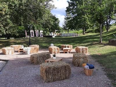 Cocktail et bottes de paille mariage carre saint pierre