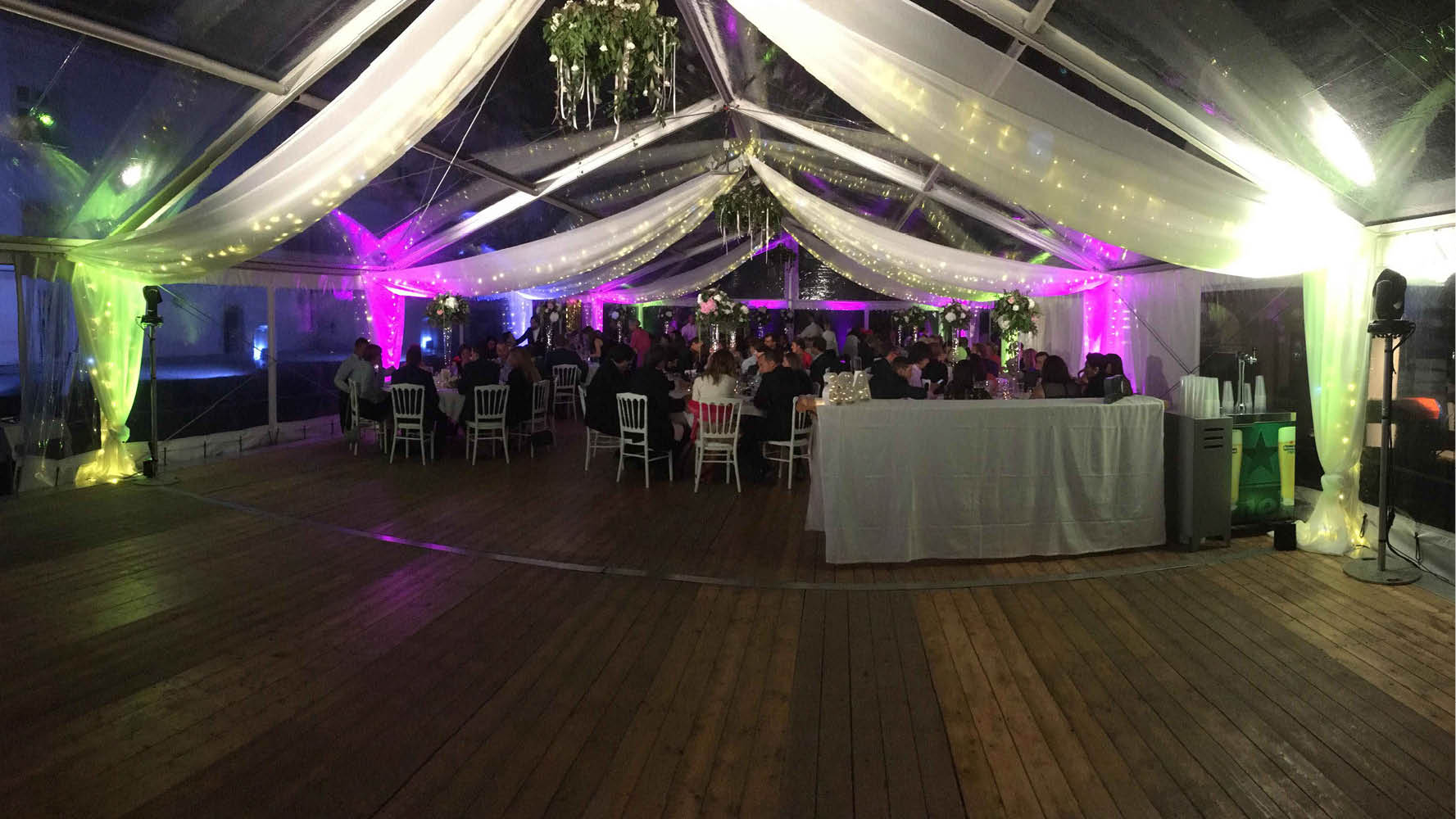 Mariage romantique au Château de Chailly, ciel lumineux sous chapiteau