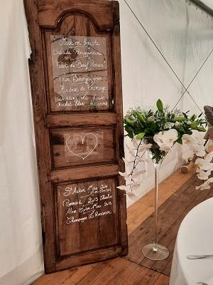 Location porte en bois et vase martini mariage 2021